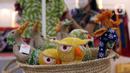 Kerajinan tangan rumahan dipamerkan dalam pameran Creative Culture Home di Sumarecon Mal Serpong, Tangerang, Banten, Selasa (27/10/2020). Pameran ini digelar guna mendukung para pelaku seni tetap kreatif dan produktif dalam berkarya di masa pandemi COVID-19. (Liputan6.com/Angga Yuniar)