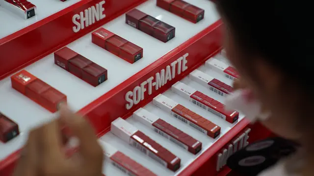 Maybelline New York Rayakan Anniversary dengan Rekor MURI, Hadirkan 100 Shade Lipstik Transferproof