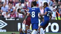Duel antara West Ham kontra Chelsea pada pekan kedua Liga Inggris 2023/2024. (JUSTIN TALLIS / AFP)