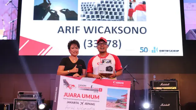 Merry Harun – Canon Division Director pt. Datascrip berfoto bersama Arif Wicaksono – Juara Umum Canon PhotoMarathon Indonesia 2018