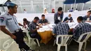 Petugas TPPS menyiapkan surat suara jelang pemungutan suara di TPS 28 Lembaga Pemasyarakatan Klas 1 Narkoba, Salemba, Jakarta, Rabu(15/2). Paslon nomor urut 2 mengungguli dengan total suara 77 suara. (Liputan6.com/Helmi Afandi)