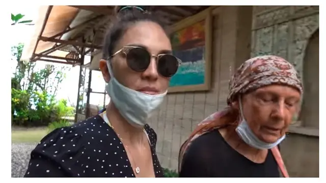 8 Momen Luna Maya saat Pulang Kampung ke Bali, Belikan Sang Ibu Perahu