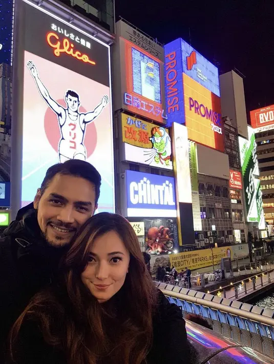 <p>Asmirandah dan&nbsp;Jonas Rivanno&nbsp;mengunjungi Dotonbori Street, Osaka. Di tahun 2017 saat masih berdua keduanya mengenakan pakaian serba hitam.&nbsp;(Instagram/@asmirandah89)</p>