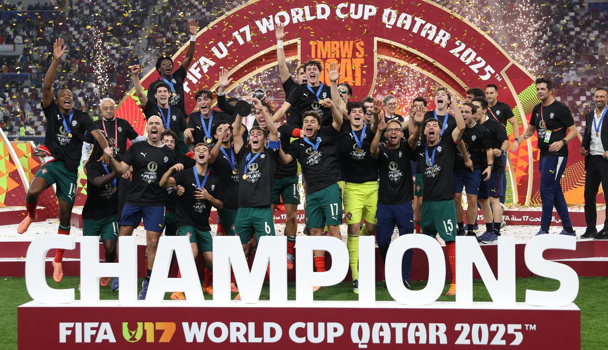 Pemain Portugal melakukan selebrasi setelah berhasil menjuarai Piala Dunia U-17 2025 dengan menumbangkan Austria di partai puncak di Khalifa International Stadium, Kamis (27/11/2025). (AP Photo/Hussein Sayed)