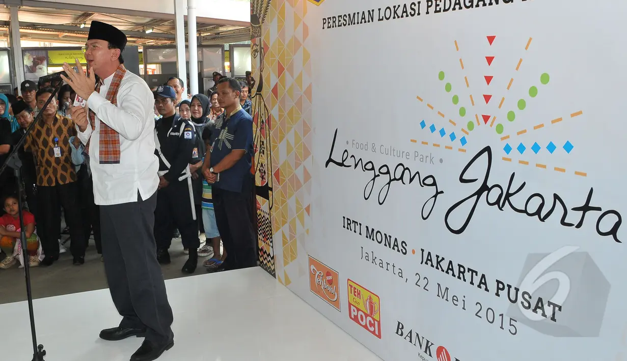 Gubernur DKI Basuki Tjahaja Purnama memberi pengarahan saat peresmian kantin Lenggang Jakarta di kawasan IRTI Monas, Jakarta, Jumat (22/5). Lenggang Jakarta merupakan pusat jajanan PKL. (Liputan6.com/Herman Zakharia)