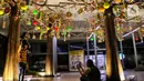 Pengunjung berfoto dengan dekorasi Natal menghiasi mal Central Park, Jakarta, Rabu (11/12/2019). Sejumlah pusat perbelanjaan di Jakarta mulai memasang dekorasi Natal untuk menarik minat pengunjung agar datang dan berbelanja. (Liputan6.com/Johan Tallo)