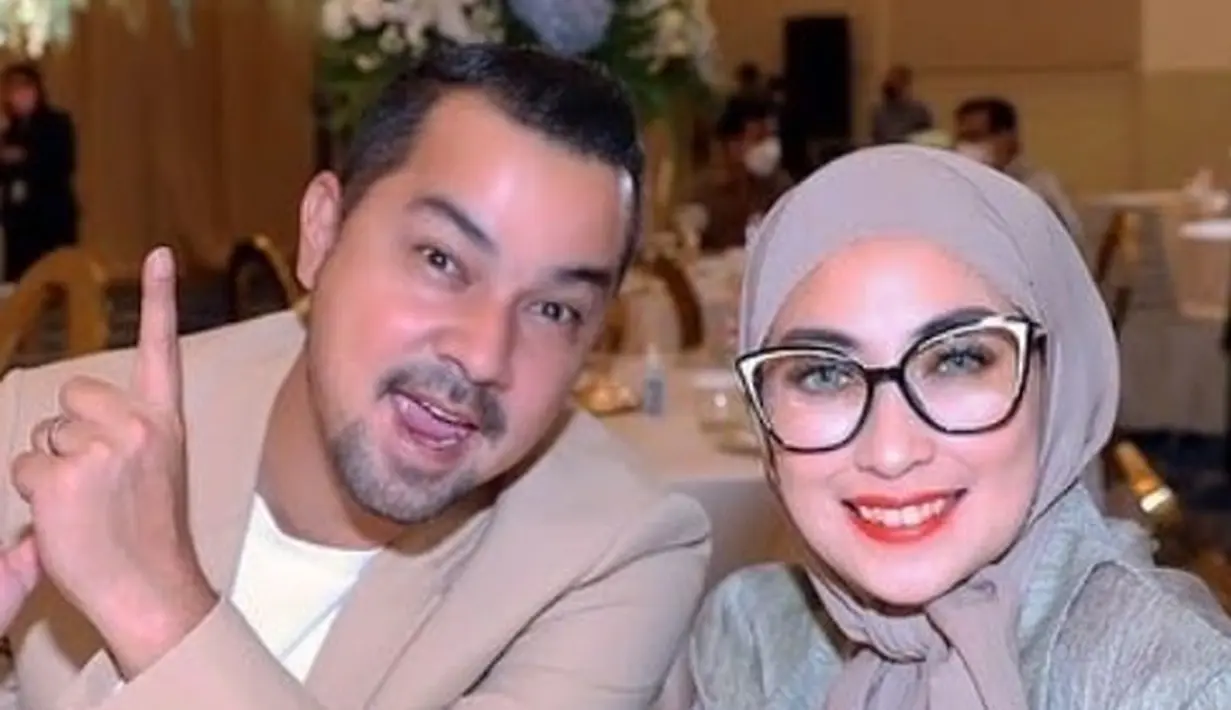 Aksesori kacamata juga mempengaruhi keseluruhan look kita, termasuk Anissa yang tetap terlihat segar dan  (Foto: @hapsarianissa29)