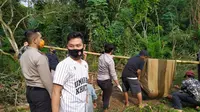 Pemuda yang hanyut terbawa banjir yang melanda Serang, Banten, pada 18-19 Mei 2020, ditemukan dalam keadaan tidak bernyawa. Jasad ditemukan warga di sebuah sungai kecil di kawasan Cipecung. (Liputan6.com/ Yandhi Deslatama)