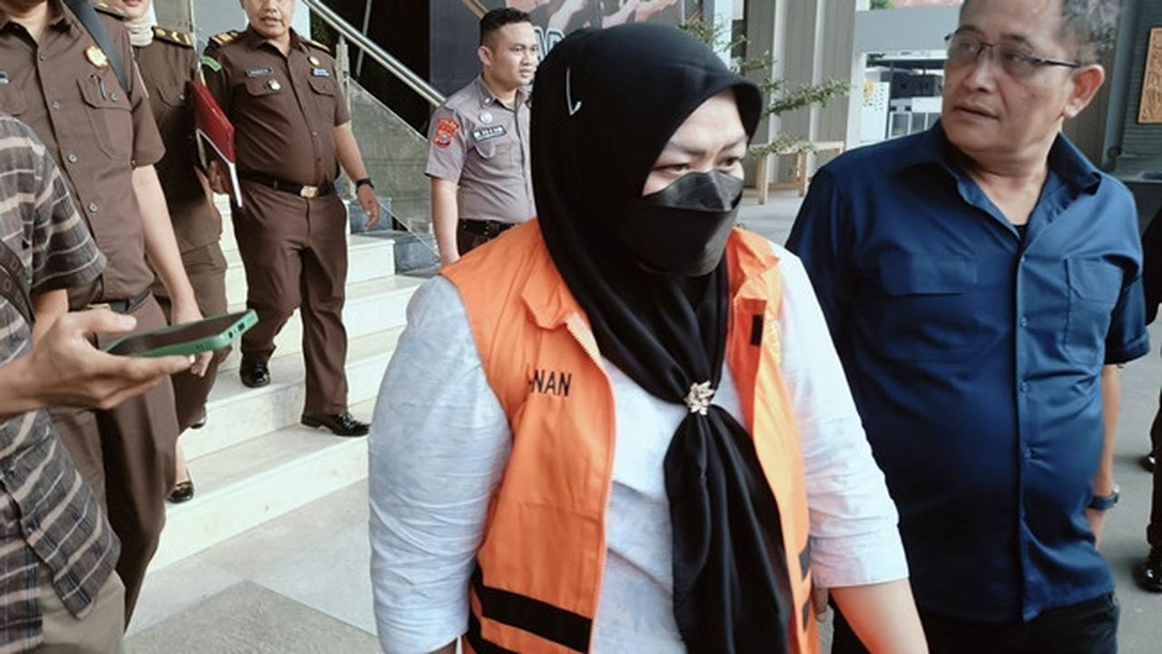 Mantan Bendahara Pengeluaran UIN Suska Riau yang ditahan Kejati Riau karena terlibat korupsi pengelolaan BLU.