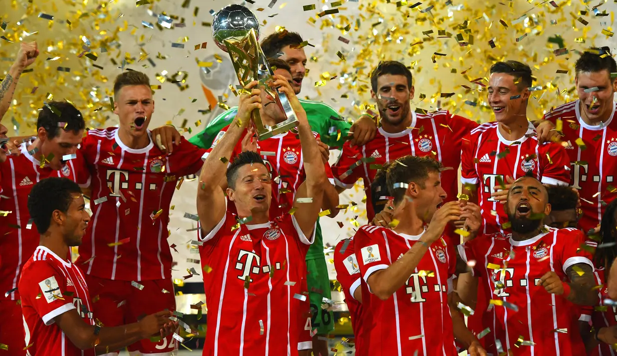 Para pemain Bayern Munchen merayakan gelar Piala Super Jerman usai mengalahkan Dortmund di Stadion Signal Iduna Park, Dortmund, Sabtu (5/8/2017). Bayern Munchen menang adu penalti 5-4 atas Dortmund. (AFP/Patrik Stollarz)