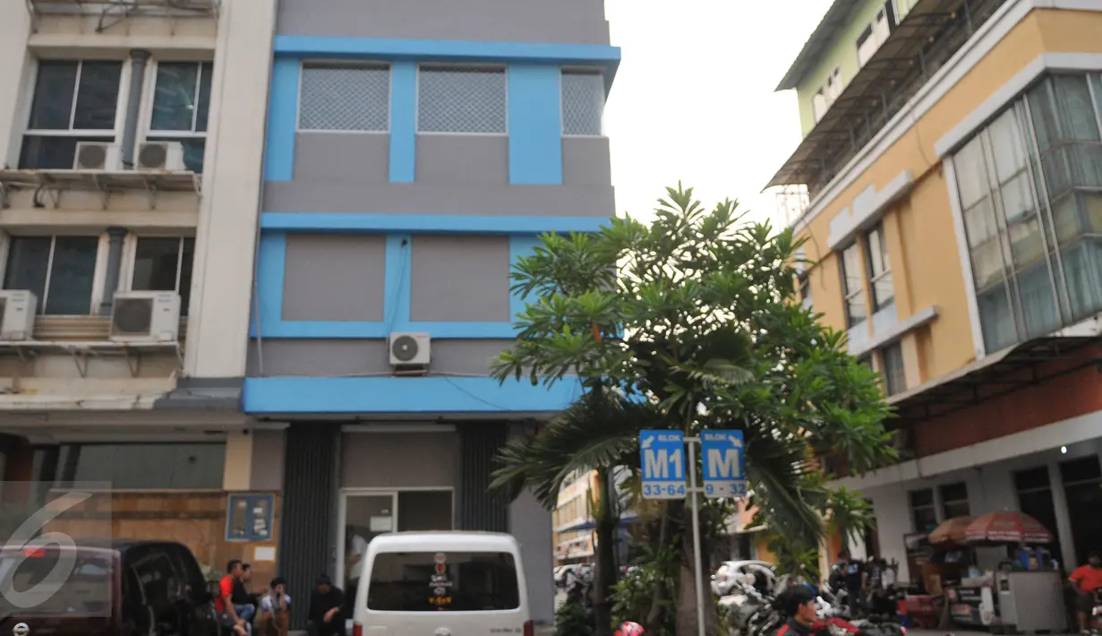 Salah satu ruko di kawasan Cempaka Mas, Jakarta, yang digeledah petugas terkait peredrana telepon selular ilegal, Senin(15/6/2015). Penggeledahan tersebut terkait beberapa laporan dari masyarakat. (Liputan6.com/Herman Zakharia)