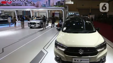 Pengunjung melihat deretan mobil Suzuki yang dipamerkan pada ajang Gaikindo Indonesia International Auto Show (GIIAS) 2024 di Indonesia Convention Exhibition (ICE) BSD, Kabupaten Tangerang, Banten, Kamis (18/7/2024). (Liputan6.com/Angga Yuniar)