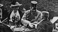Pangeran Franz Ferdinand dan istrinya, Sophie, sekitar 1 jam sebelum ditembak mati oleh nasionalis Serbia. (Sumber Public Broadcasting Service)