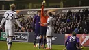 Wasit memberikan pemain Tottenham, Kieran Tripper, kartu kuning karena melanggar pemain Fiorentina. Pada laga itu wasit mengeluarkan enam kartu kuning, empat untuk Tottenham dan dua kepada pemain Fiorentina. (Reuters/Dylan Martinez)