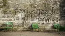 Grafiti bertuliskan 'rakyat menginginkan jatuhnya sistem' tertulis pada dinding di Kebun Tuileries, Paris, Prancis, Minggu (2/12). Protes atas kenaikan pajak bahan bakar telah tumbuh menjadi kemarahan umum. (AP Photo/Kamil Zihnioglu)