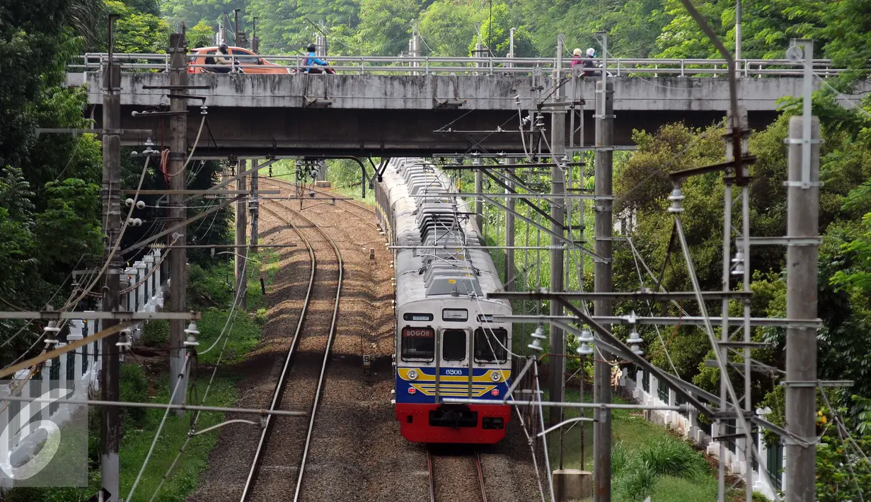 Rangkaian kereta commuter line saat melintas di dekat Stasiun Universitas Indonesia, Depok, Selasa (29/12/2015). Untuk mengakomodasi penumpang pada malam pergantian tahun, KRL Commuter Line akan beroperasi 24 jam. (Liputan6.com/Helmi Fithriansyah)