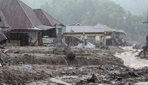 Sementara, di Sumatera Barat, dampak bencana tercatat lebih meluas hingga mencakup 13–14 kabupaten/kota. Tampak dalam foto, rumah-rumah terlihat rusak setelah banjir melanda Malalak, Sumatera Barat, Kamis 27 November 2025. (AP Photo/Ade Yuandha)