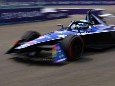 Pembalap Maserati MSG Racing, Maximilian Guenther memacu mobilnya saat sesi kualifikasi Jakarta E-Prix 2023 round-11 di Jakarta International E-Prix Circuit, Ancol, Jakarta, Minggu (04/06/2023). Gunther sukses meraih P1 setelah mengalahkan pembalap Avalanche Andretti, Jake Dennis dengan perbedaan waktu 0.585 detik. (Bola.com/Bagaskara Lazuardi)