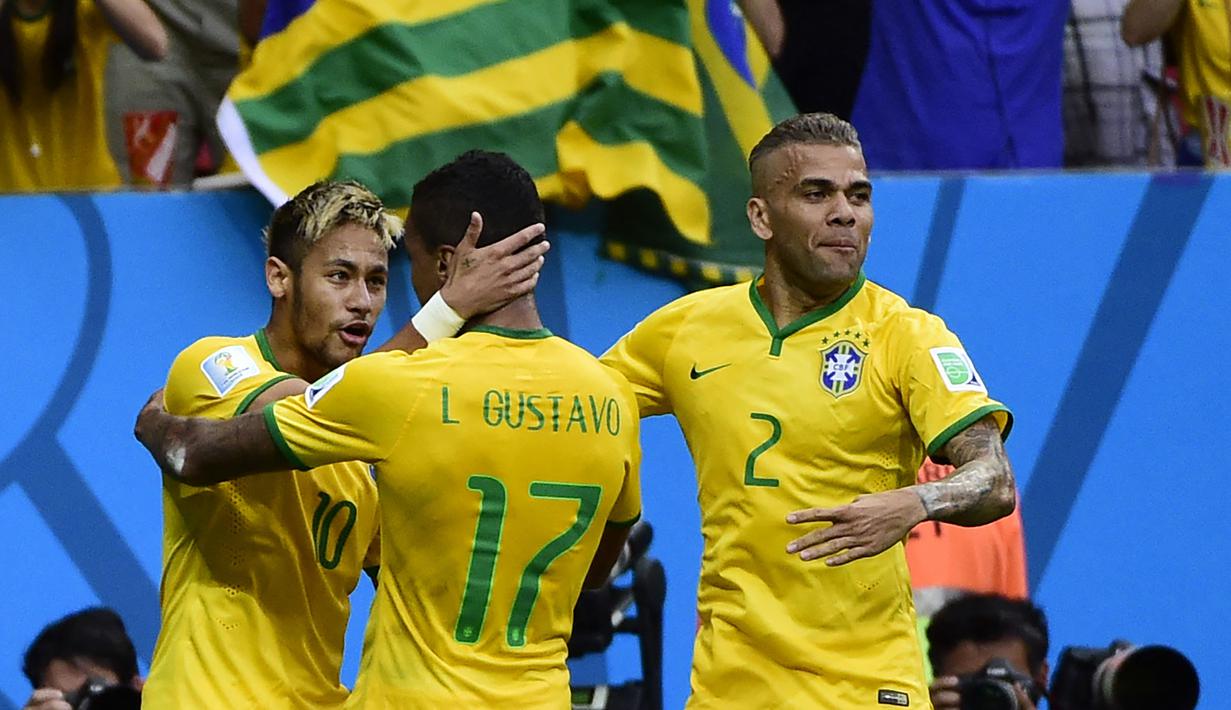 Dalam dua edisi Piala Dunia tersebut, Dani Alves total tampil dalam 9 laga tanpa mencetak satu pun gol dan assist. Prestasi terbaiknya adalah menjadi peringkat ketiga di Piala Dunia 2014. Ia menjadi salah satu dari tiga alumnus Brasil di Piala Dunia 2014 yang kembali bermain di Piala Dunia 2022 bersama Neymar dan Thiago Silva. (AFP/Pierre-Philippe Marcou)