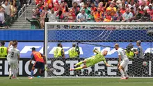 Kiper Austria #01, Alexander Schlager, kebobolan gol kedua Spanyol yang dicetak oleh bek #12, Pedro Porro (kedua dari kiri), selama pertandingan babak 32 besar Piala Dunia 2026 antara Spanyol dan Austria di Stadion Los Angeles di Inglewood pada 3 Juli 2026. (Etienne LAURENT/AFP)