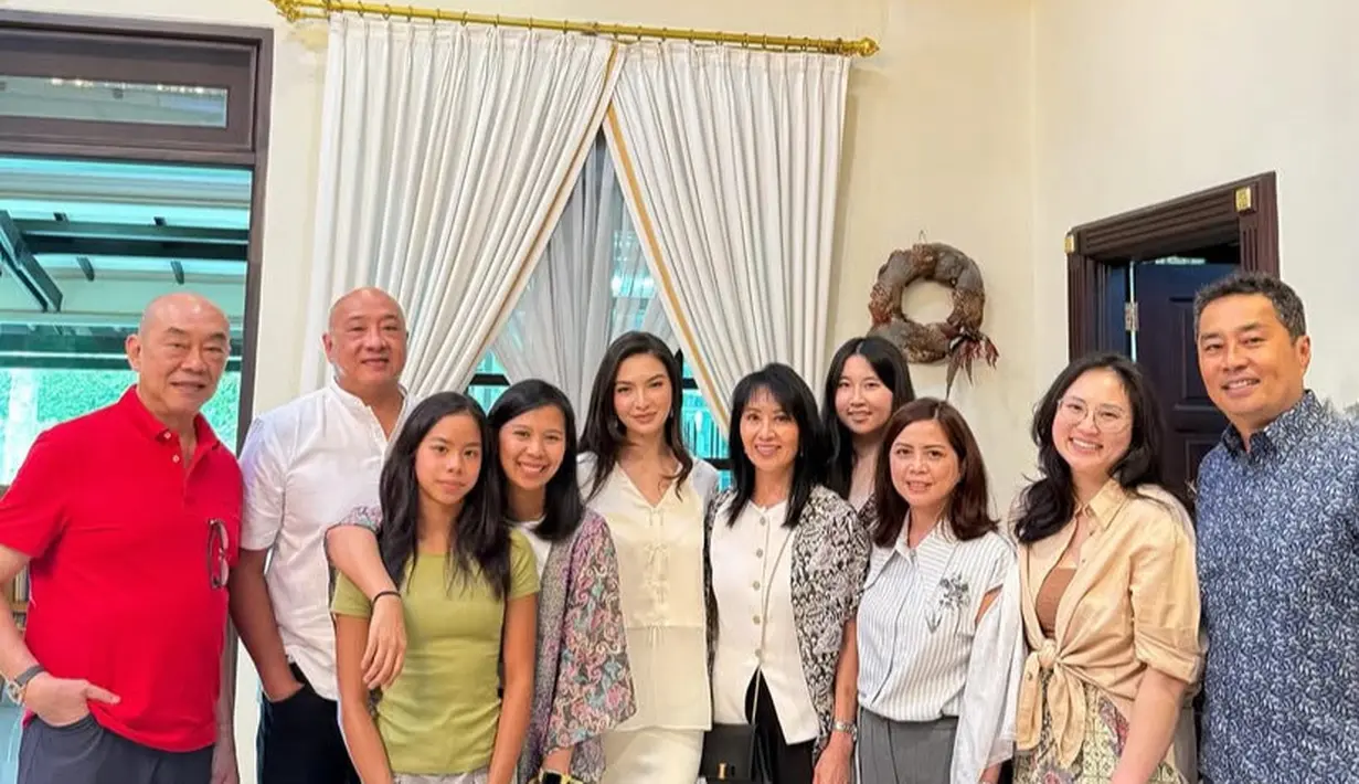 Raline Shah pulang kampung ke Medan. Saat bersama keluarganya ia tampak mengenakan setelan putih dari atasan long sleeve dipadukan rok panjang asimetris. [@ralineshah]
