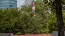 Pengendara mobil melewati kedutaan Inggris dengan bendera Inggris setengah tiang setelah kematian Ratu Elizabeth II, di Jakarta pada 9 September 2022. Para anggota keluarga kerajaan, sempat mendampingi sang ratu, saat kondisi kesehatannya memburuk. (Photo by BAY ISMOYO / AFP)