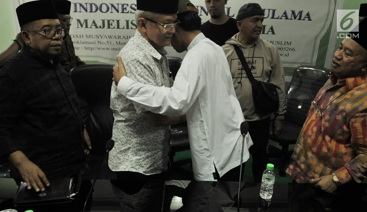 Ustaz Abdul Somad memeluk Sekjen MUI Anwar Abas  usai menggelar konpers usai pertemuan di Kantor MUI, Jakarta, Rabu (21/8/2019). Ustaz Abdul Somad diundang MUI untuk klarifikasi atau tabayyun video ceramahnya yang viral karena dianggap menghina salah satu agama. (merdeka.com/Iqbal S. Nugroho)