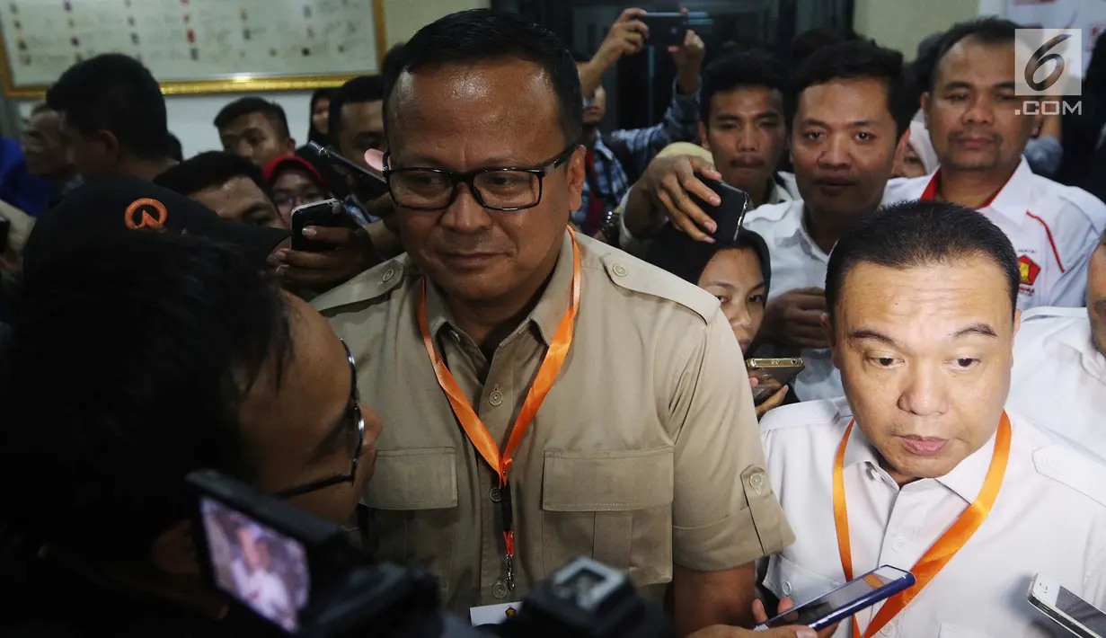 Wakil Ketua Umum Partai Gerindra Sufmi Dasco Ahmad (kanan) memberi keterangan pers usai penyerahan berkas pengajuan bakal caleg Gerindra di kantor KPU, Jakarta, Selasa (17/7). (Liputan6.com/Johan Tallo)