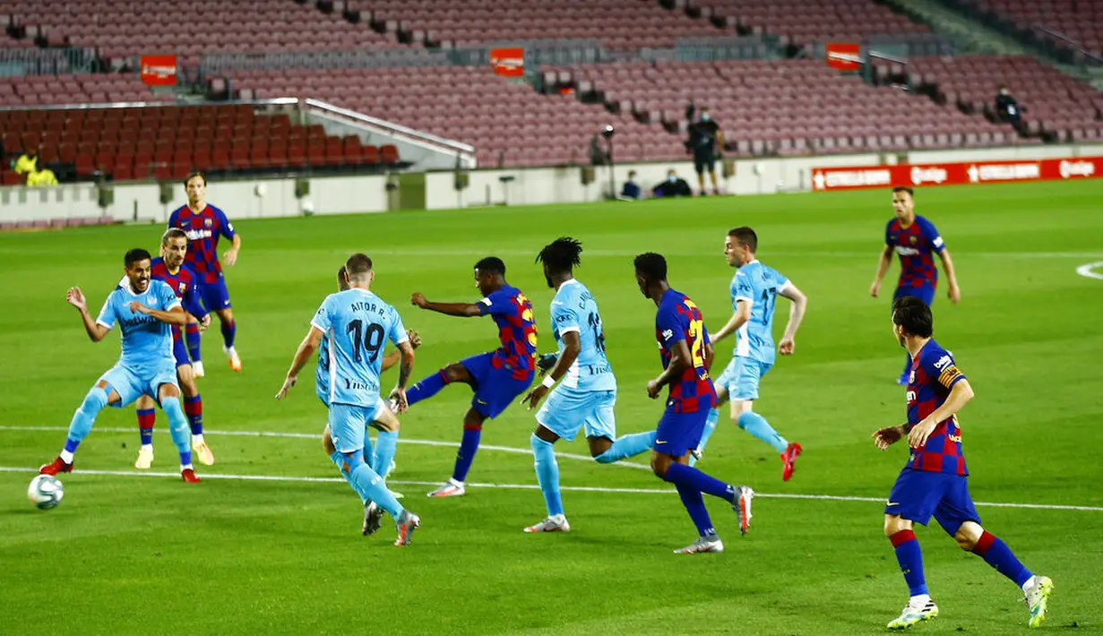 Pemain Barcelona, Ansu Fati, melepaskan tendangan ke gawang Leganes pada laga La Liga di Stadion Camp Nou, Selasa (16/6/2020). Barcelona menang 2-0 atas Leganes. (AP Photo/Joan Montfort)