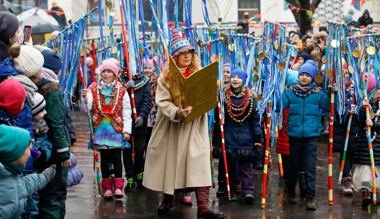 Para pelajar dan guru mereka berpartisipasi dalam perayaan Maslenitsa di Moskow tengah, Rusia, pada 27 Februari 2020. Maslenitsa adalah hari libur tradisional di Rusia untuk merayakan awal musim semi. (Xinhua/Maxim Chernavsky)