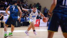 Pertandingan fun charity match antara DBL Indonesia Team melawan Mantappu Corp di GOR Cempaka Putih, Jakarta, Rabu (16/08/2023). (Bola.com/Bagaskara Lazuardi)