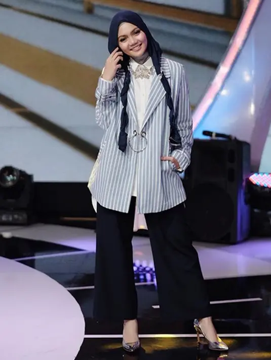 Rina Nose telah membenarkan soal kabar melepas hijabnya saat dihubungi tim bintang.com lewat Whatsapp. “Iya, betul," jawab Rina yang membubuhkan emoji senyum kepada Bintang.com, Jumat (10/11/2017) dini hari. (Instagram/rinanose16)