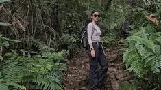 Perempuan kelahiran 8 Agustus 1993 sangat suka dengan petualang di alam bebas. Mendaki gunung menjadi salah satu caranya untuk mengekspresikan jiwa bebasnya. Saat naik gunung, Dinda harus melalui beberapa medan seperti saat ia trekking di hutan sebelum memasuki fase summit saat naik gunung. (Liputan6.com/IG/@adindathomas)
