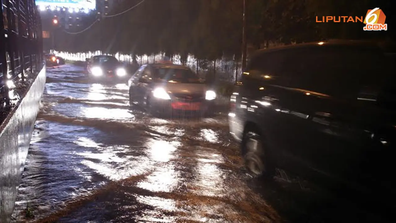 foto-banjir-mobil-mogok-5-14013-a.jpg