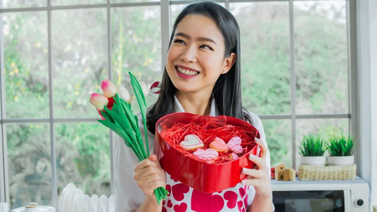 perempuan bahagia tertawa kotak cinta