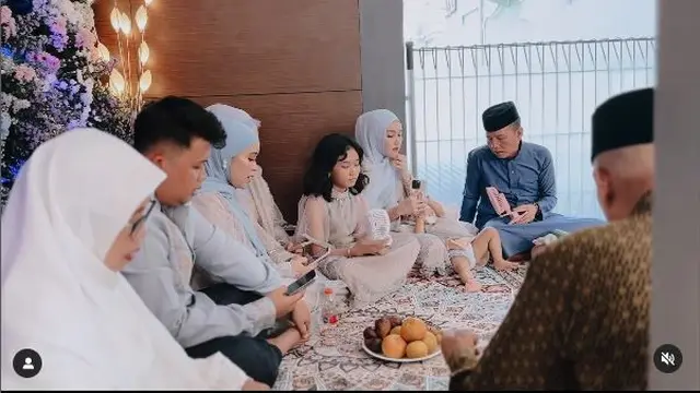 6 Potret Ayu Ting Ting di Tasyakuran Tujuh Bulanan Adik, Dihadiri Calon Mertua