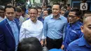 Ketua Umum Partai Demokrat Agus Harimurti Yudhoyono atau AHY (tengah kanan) menyambut kedatangan Anies Baswedan (tengah kiri) saat tiba di Kantor DPP Partai Demokrat, Jakarta, Kamis (2/3/2023). Kunjungan Anies Baswedan untuk memperkenalkan dirinya kepada Majelis Tinggi Partai. (Liputan6.com/Faizal Fanani)
