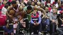Pebasket Boston Celtics, Amir Johnson, berusaha merebut bola pebasket Washington Wizards,  Markieff Morris, pada Gim 4 semifinal Wilayah Timur di Verizon Center, Washington, Minggu (7/5/2017). Washington Wizard menang 121-102. (AFP/Patrick McDermott)