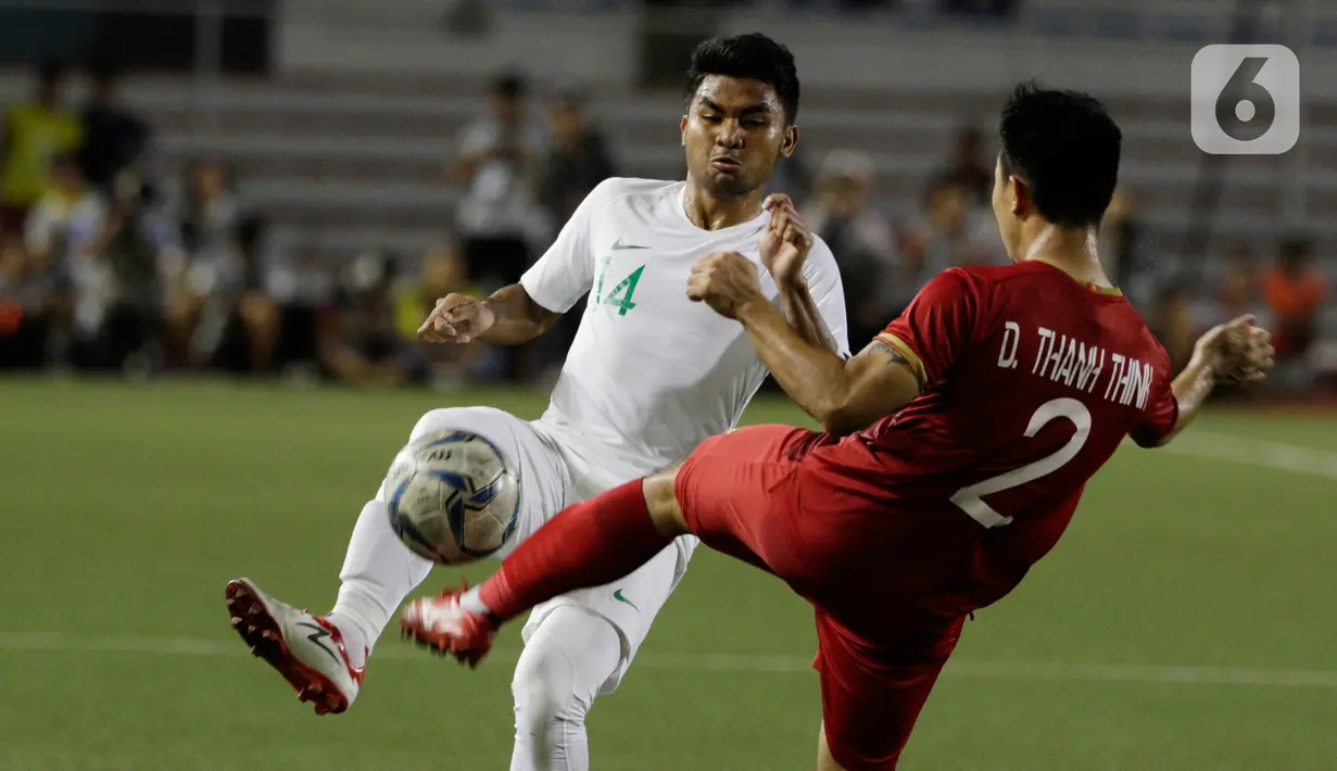 Bek Timnas Indonesia U-22, Asnawi Mangkualam, berusaha merebut bola saat melawan Vietnam U-22 pada laga SEA Games 2019 di Stadion Rizal Memorial, Manila, Filipina, Minggu (1/12/2019). Indonesia kalah 1-2 dari Vietnam. (Bola.com/M Iqbal Ichsan)