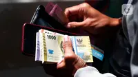 Namun, Bank Indonesia (BI) dan perbankan membatasi penukaran uang tunai sebesar Rp 3,8 juta per orang menjelang hari raya Idul Fitri atau Lebaran 2023. (Liputan6.com/Angga Yuniar)