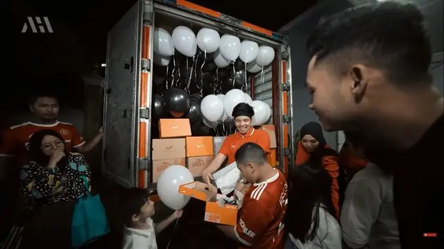 6 Momen Atta Halilintar Beri Kado Kellen Anak Krisdayanti Satu Truk Sepatu