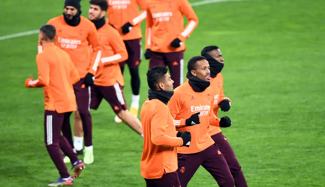 Para pemain Real Madrid mengikuti sesi latihan menjelang laga Liga Champions vs Shakhtar Donetsk di stadion Olympiyskiy di Kiev, Senin (30/11/2020). Real Madrid akan bermain tandang melawan Shakhtar Donetsk pada Selasa malam 1 Desember 2020 waktu setempat. (Sergei SUPINSKY/AFP)