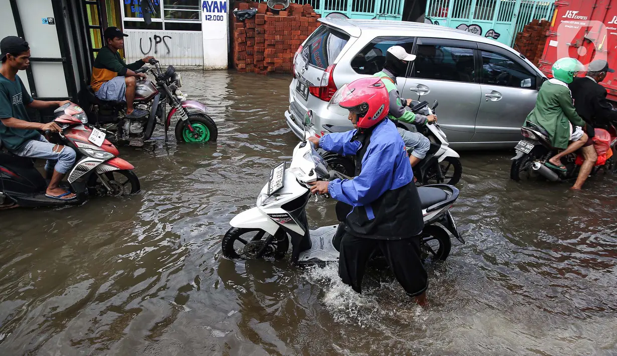 Sebelumnya, pada Rabu (29/1/2024) pukul 20.00 WIB, Badan Penanggulangan Bencana Daerah (BPBD) Jakarta mengabarkan masih ada 33 RT di wilayah Jakarta Barat (Jakbar), 1 RT di Jakarta Utara (Jakut), dan 1 RT di Jakarta Timur (Jatim) yang masih tergenang air. (Liputan6.com/Angga Yuniar)
