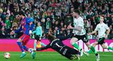 Pemain Barcelona, Ferran Torres, melewati kiper Racing Santander, Jokin Ezkieta, sebelum menjebol gawangnya pada babak 16 besar Copa del Rey di Estadio El Sardinero, Jumat (16/1/2025). (AP Photo/Miguel Oses)