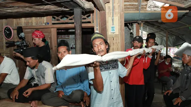 Sejumlah masyarakat cungking turunkan pusaka peninggalan leluhur mereka untuk dibersihkan (Hermawan Arifianto/Liputan6.com)