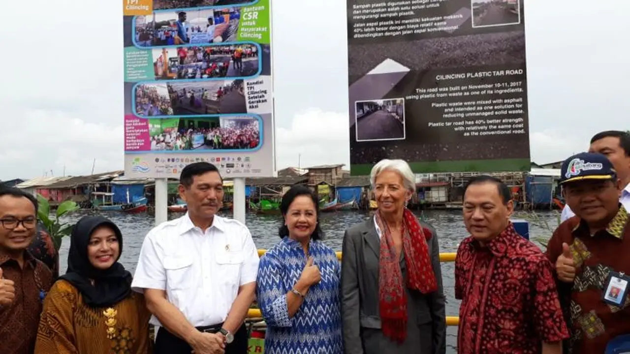 Menko Maritim Luhut Pandjaitan, Gubernur BI Agus Martowardojo bersama MD IMF Christine Lagarde melakukan kunjungan ke TPI Cilincing, Jakarta, Rabu (28/2/2018). (Ilyas/Liputan6.com)