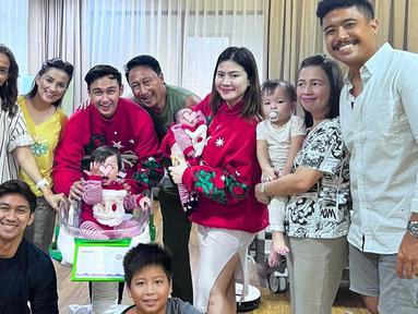 Mertua, Ibunda, hingga saudara ipar Felicya Angelista datang menjenguk Felicya Angelista usai lahiran. Dalam foto tersebut Feli sudah terlihat pulih dan bisa berdiri foto bareng keluarga. Hadirnya Baby Zefanya menambah kebahagiaan baru, wajah berseri anggota keluarga Feli dan Hito terpancar jelas. (Liputan6.com/IG/@claragaby)