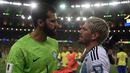 Adu argumentasi terjadi antara kiper Timnas Brasil, Allison Becker (kiri), dengan pemain Timnas Argentina Rodrigo De Paul saat pertandingan Kualifikasi Piala Dunia 2026 Zona CONMEBOL yang berlangsung di Maracana Stadium, Rio de Janeiro, Rabu (22/11/2023) pagi WIB. (AFP/Carl De Souza)