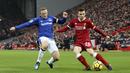 Striker Everton, Wayne Rooney, berebut bola dengan bek Liverpool, Andrew Robertson, pada laga Premier League di Stadion Anfield, Minggu (10/12/2017). Laga bertajuk Derbi Merseyside itu berakhir imbang 1-1. (AP/Peter Byrne)