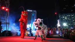 Acara tersebut digelar sebagai simbol harmonisasi keberagaman umat beragama di Jakarta. Tampak dalam foto, penari Barongsai saat beraksi pada acara Transisi Perayaan Imlek 2577 Kongzili menuju Ramadan 1447 H di kawasan Bundaran Hotel Indonesia (HI), Jakarta, Selasa (17/2/2026). (Kapanlagi.com/Budy Santoso)
